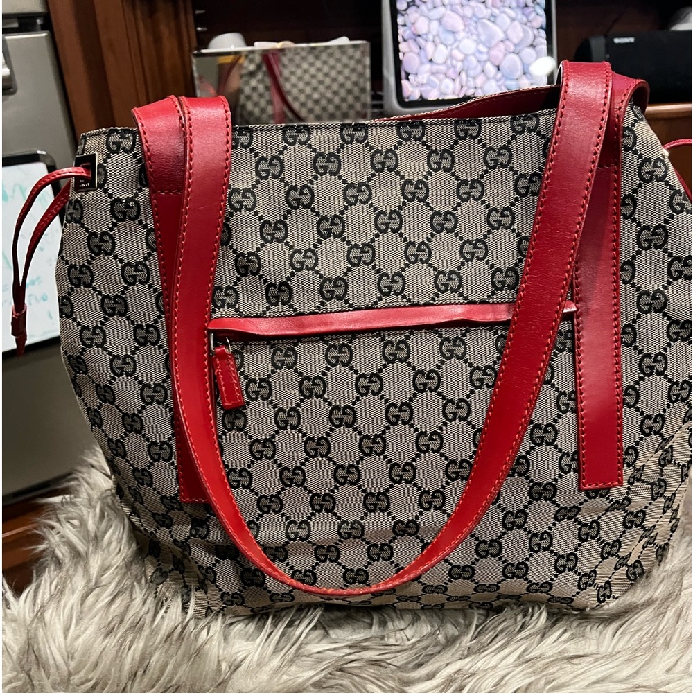Vintage Gucci Shoulder Bag in like new condition….it comes in other colors..